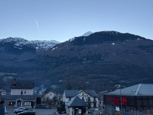 een klein stadje met een berg op de achtergrond bij La Bergerie in Luz-Saint-Sauveur +12 foto's