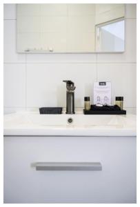 アルフォールヴィルにあるMaison d artiste proche de Parisの白いキッチンカウンター(シンク、鏡付)