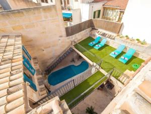 an overhead view of a pool with chairs and a yard at Cas Mercader in Algaida