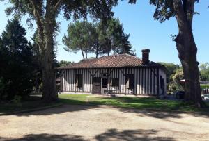 an old house with trees in front of it at Cante alaoude in Linxe