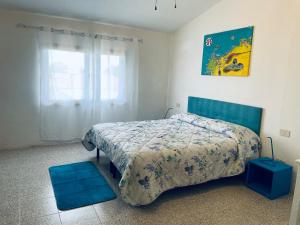 Katil atau katil-katil dalam bilik di Appartamento in villa con giardino, vicino al mare