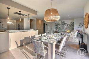 a dining room and kitchen with a table and chairs at Cocon maritime in Gicquel