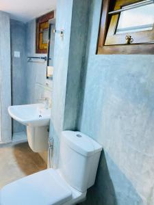 Ένα μπάνιο στο Tropical Room light