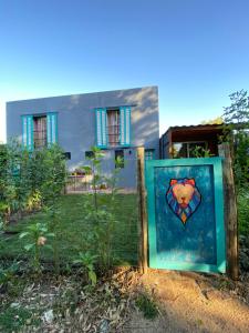 a house with a painting of a heart at Leo in Punta del Este