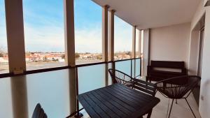 En balkon eller terrasse på Le Lumina du centre bourg + 6 billeder