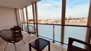 En balkon eller terrasse på Le Lumina du centre bourg