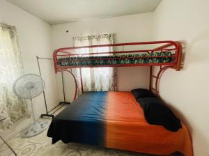 una camera con letto a castello e ventilatore di Manantial Village a Las Tablas