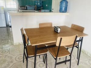 un tavolo e sedie in legno in cucina di Manantial Village a Las Tablas