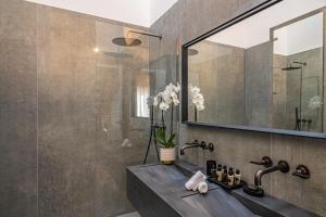 Bathroom sa Villa Conrad by Hotel Metropole +51 photo