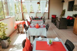 ein Restaurant mit Tischen, Stühlen und roten Servietten in der Unterkunft Runcu Arequipa in Arequipa