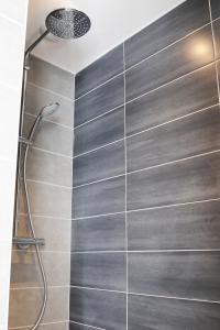 een douche met een douchekop in de badkamer bij Manexenea in Saint-Étienne-de-Baïgorry