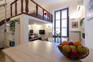 eine Schale mit Obst auf einem Tisch in einer Küche in der Unterkunft Monte Nero UP&DOWN in Mailand