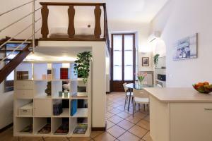 Zimmer mit einem Hochbett, einer Küche und einem Esszimmer in der Unterkunft Monte Nero UP&DOWN in Mailand