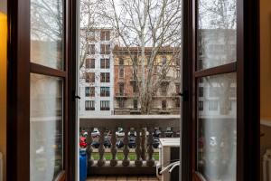 ein offenes Fenster mit Blick auf ein Gebäude in der Unterkunft Monte Nero UP&DOWN in Mailand