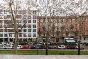 ein Parkplatz mit Autos vor den Gebäuden in der Unterkunft Monte Nero UP&DOWN in Mailand + 24 Fotos