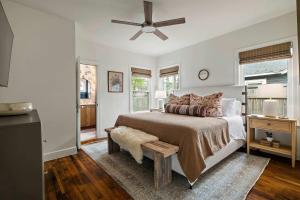 Postel nebo postele na pokoji v ubytování Charming Cherrywood Bungalow - 2BR - Firepit - UT