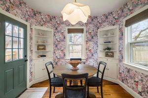 Fotografie z fotogalerie ubytování Charming Cherrywood Bungalow - 2BR - Firepit - UT v destinaci Austin