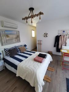 Ένα ή περισσότερα κρεβάτια σε δωμάτιο στο Chambre Cabanon