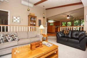 صورة لـ Cole's Bay Vacation Retreat Petie's Cottage في YYJ