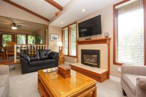 ein Wohnzimmer mit Couch und Kamin in der Unterkunft Cole's Bay Vacation Retreat Petie's Cottage in YYJ