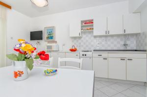 Kuchyň nebo kuchyňský kout v ubytování Apartmani Smiljana