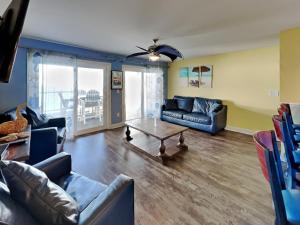 Χώρος καθιστικού στο Put-In-Bay Waterfront Condo #108
