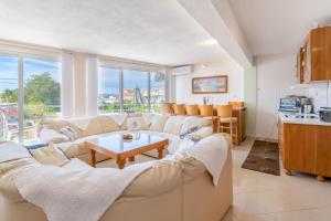 ein Wohnzimmer mit Sofa und Tisch in der Unterkunft Apartment K & K in Baška Voda