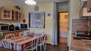 een keuken en eetkamer met een tafel en stoelen bij Chez Mady - Terrasse, Vue Montagne & Proche Ski in Bussang +8 foto's