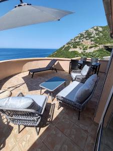 Villa Contact في دوبرا فودا: فناء مع كراسي وطاولات والمحيط +79 صورة