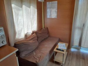Una cama pequeña en una habitación con ventana. en Les 5 Étangs, en Brinon-sur-Sauldre