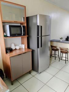 una cucina con frigorifero in acciaio inox e forno a microonde di Casa completa a Dom Pedrito