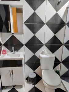 un bagno con una parete piastrellata in bianco e nero di Casa completa a Dom Pedrito