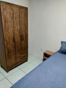 una camera da letto con armadio in legno accanto a un letto di Casa completa a Dom Pedrito Altre 11 foto