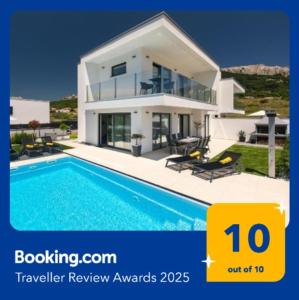 Bazén v ubytování Villa Supernus with Heated Pool nebo v jeho okolí