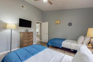 En eller flere senge i et værelse på Water Street Beauty