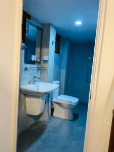 Ένα μπάνιο στο Tropical Room light