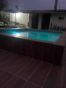 - une piscine dans une maison la nuit dans l'établissement Casa de Campo - Jacuzzi y Río en Santo Domingo, à Santo Domingo de los Colorados