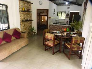 un salon avec une table et un canapé dans l'établissement Casa de Campo - Jacuzzi y Río en Santo Domingo, à Santo Domingo de los Colorados
