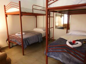 - une chambre avec 2 lits superposés et un miroir dans l'établissement Casa de Campo - Jacuzzi y Río en Santo Domingo, à Santo Domingo de los Colorados