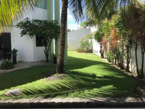 a palm tree in the middle of a yard at Sonho de Verão in Paripueira
