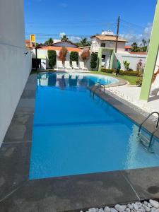 a large blue swimming pool in a house at Sonho de Verão in Paripueira