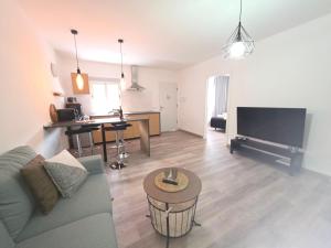 una sala de estar con un sofá y una mesa en 3 Apartamentos Omanai Tenerife sur, en Las Galletas