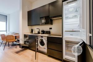 a kitchen with a washer and dryer in a room at Dulce descanso para 10, ven a Duque de Rivas 8 E3 in Madrid