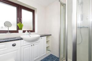 a bathroom with a sink and a shower at Contractor & Business Stays Birchwood Bus Park in Risley +24 photos