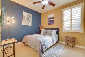 ein Schlafzimmer mit einem Bett und einem Deckenventilator in der Unterkunft Putting Green and Hot Tub Goodyear Retreat! in Goodyear + 30 Fotos