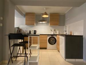 a kitchen with a washing machine and a dishwasher at Le Nid à Bulles Scandinave in Vernon