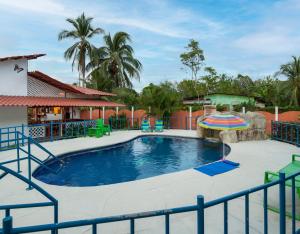 Bazen v nastanitvi oz. blizu nastanitve La Casita Cozy Beachfront Cottage with Shared Pool Access