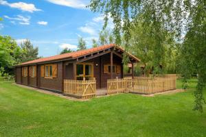 a small wooden cabin with a large yard at Teal Lodge in Market Rasen