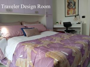 Un dormitorio con una cama grande con una manta morada. en Pompei Home & Green Luxury Apartment, en Boscoreale