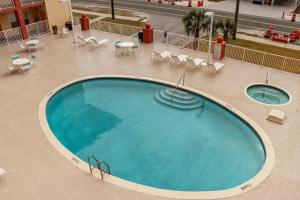 widok na duży basen w hotelu w obiekcie Paradise Shores 305 by Pristine Properties Vacation Rentals w mieście Mexico Beach